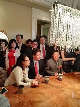 陪同賈斯丁看萬(wàn)潔環(huán)保宣傳片 陪同賈斯丁看萬(wàn)潔環(huán)保宣傳片