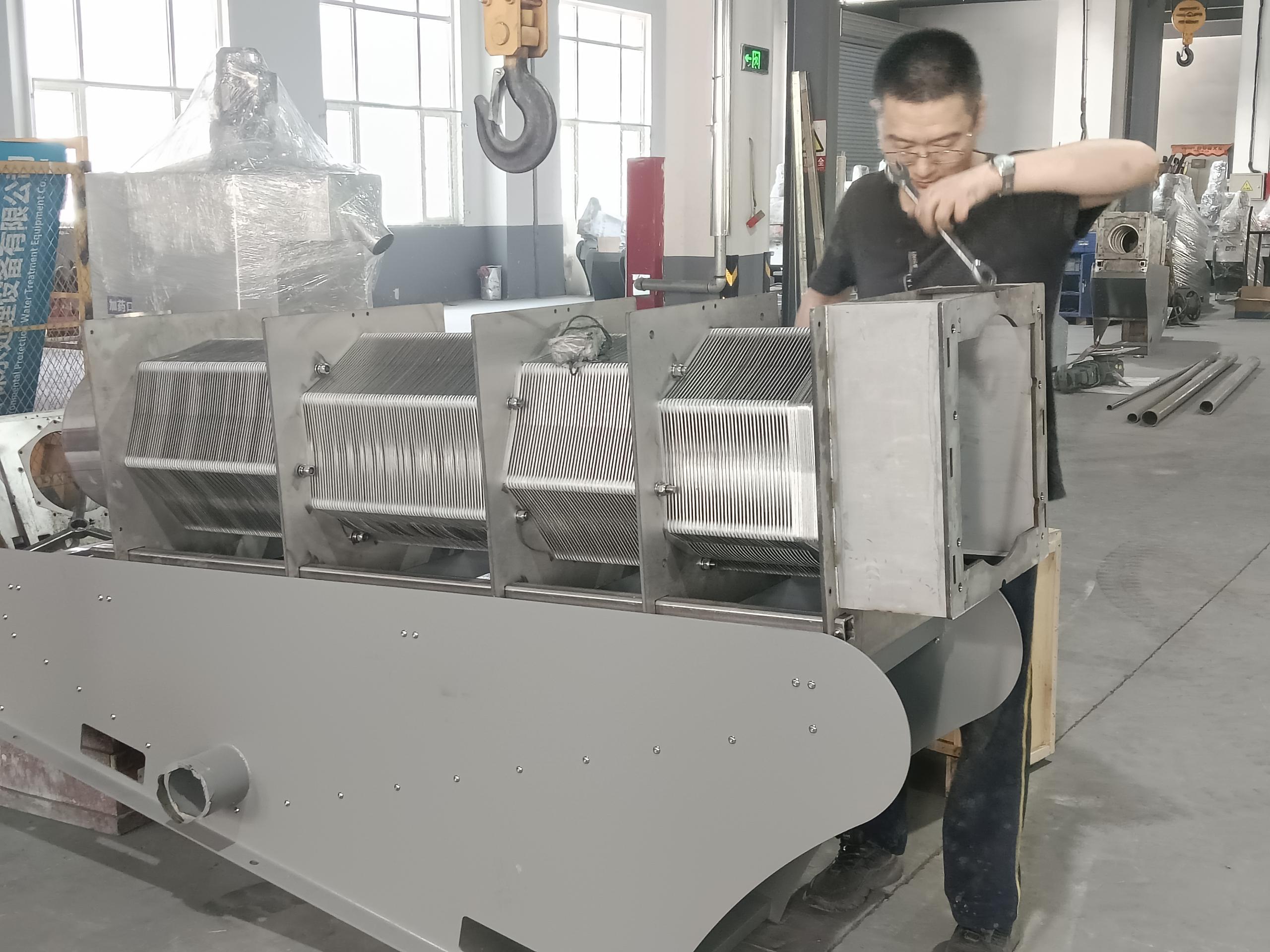 疊螺壓泥機(1) 疊螺壓泥機(1)